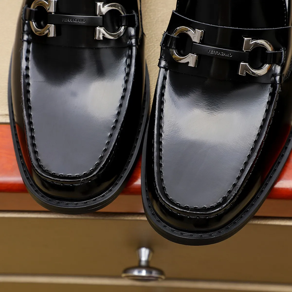 Men's shoes 💰460 🔥 Ferragamo new men's casual slip-on shoes 🇨🇳 Official website original 1:1 mold, original quality 💯 fine workmanship, high-end luxury ☘ The upper is made of imported Italian first-layer cowhide 🌴 Luxurious water dyeing 🐂 Leather lining 🍓 Rubber wear-resistant and non-slip outsole, breathable and comfortable to wear 🍍 The first choice for high-taste men, color optional! Code number 38-44 (45.46. Customized)